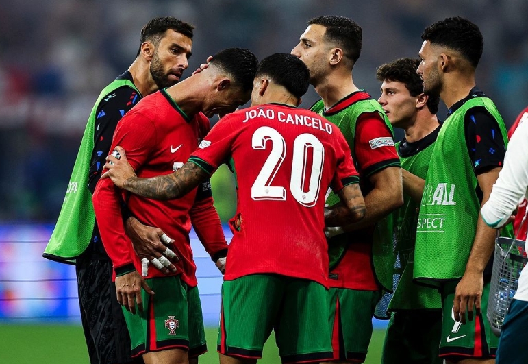 一场经典之战!欧洲杯点燃球迷热情 一场经典之战!欧洲杯点燃球迷热情