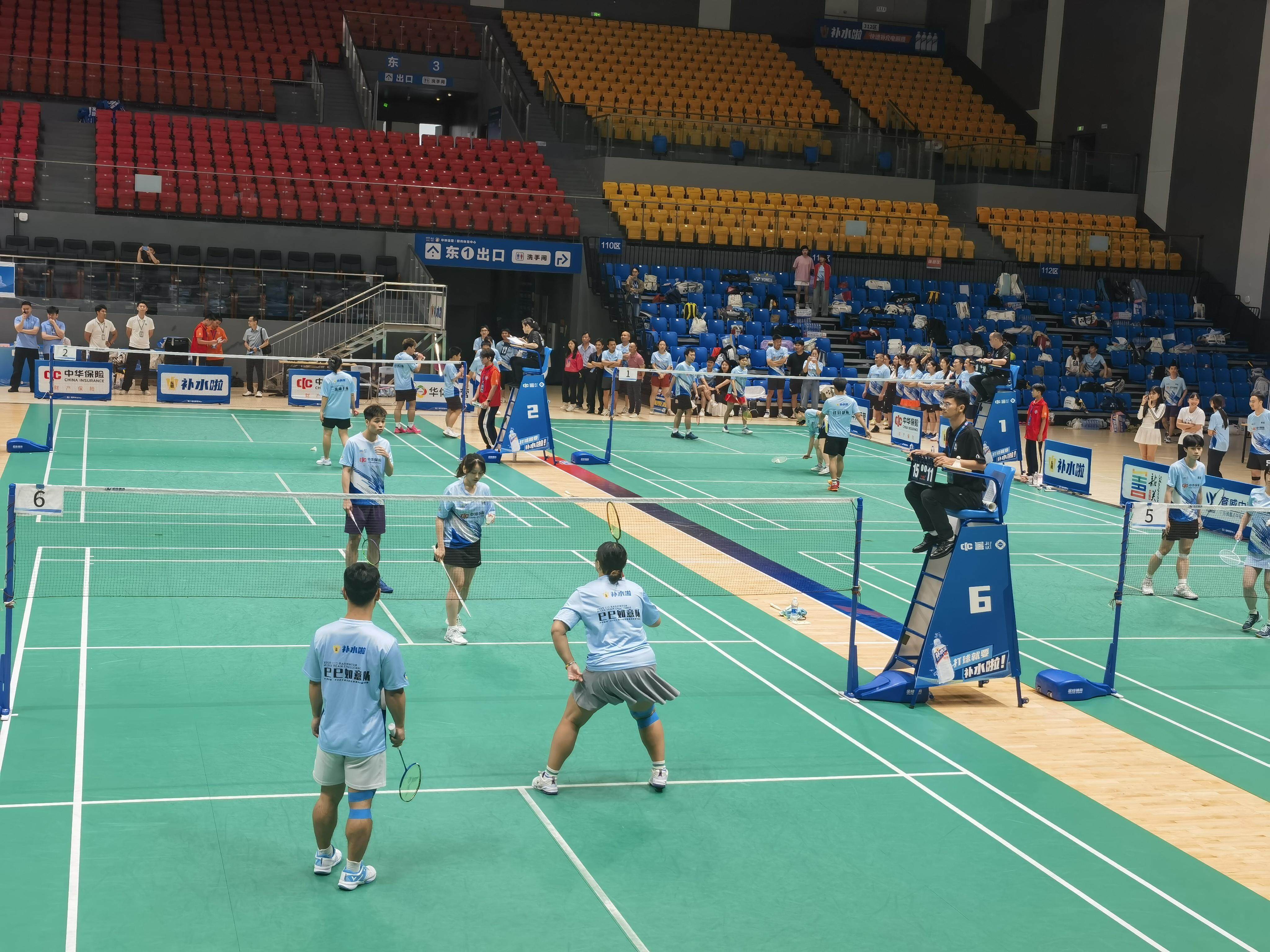 包含场面火爆！羽毛球观众席沸腾不已的词条