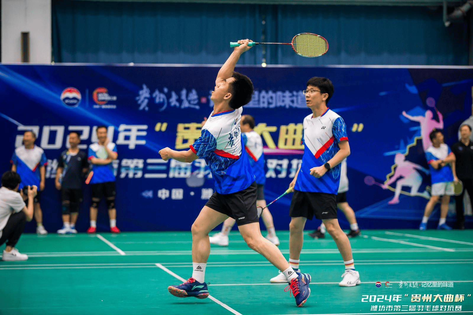 包含场面火爆！羽毛球观众席沸腾不已的词条