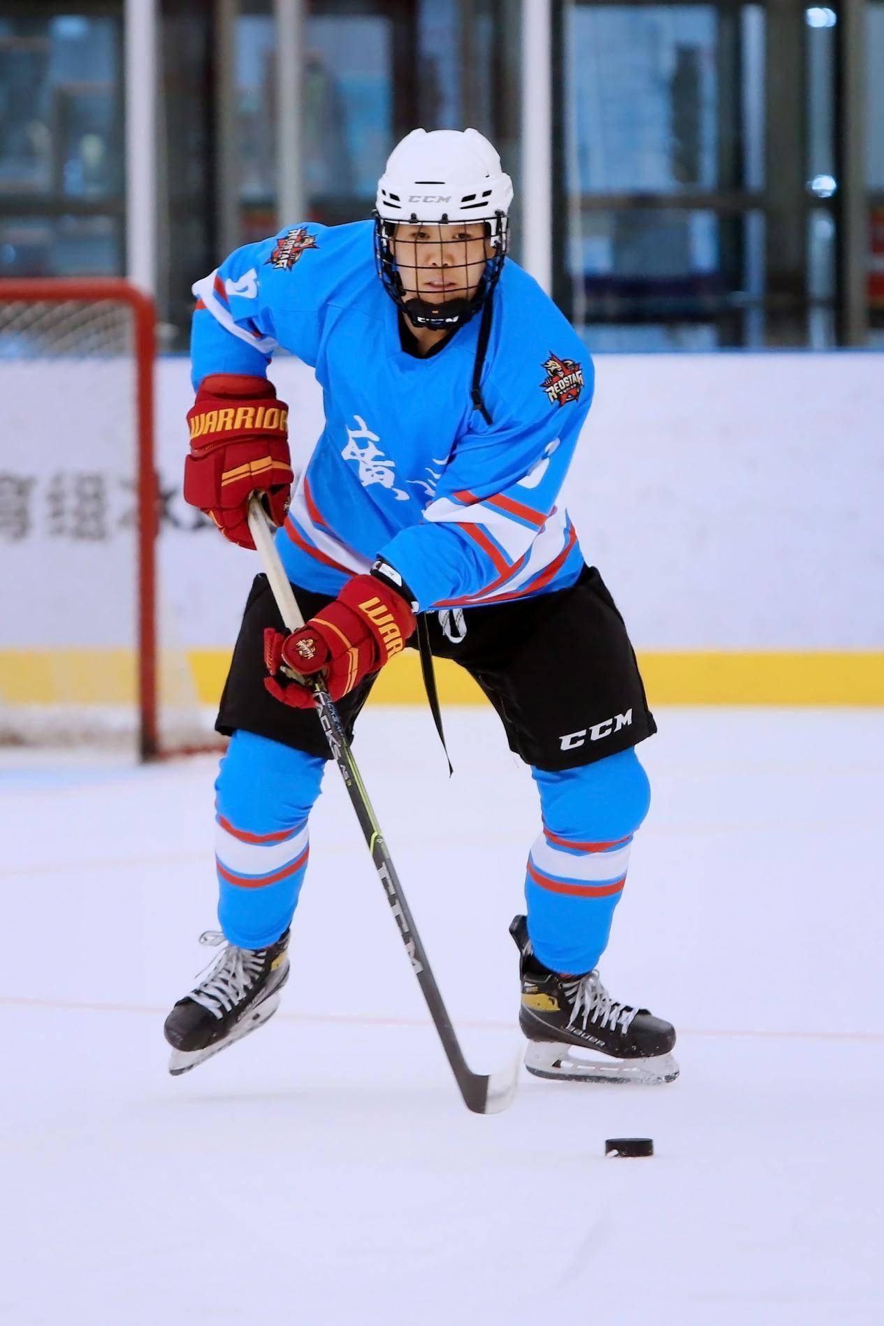 冰球选手发挥出色,荣膺最佳MVP的简单介绍 冰球选手发挥出色,荣膺最佳MVP的简单介绍